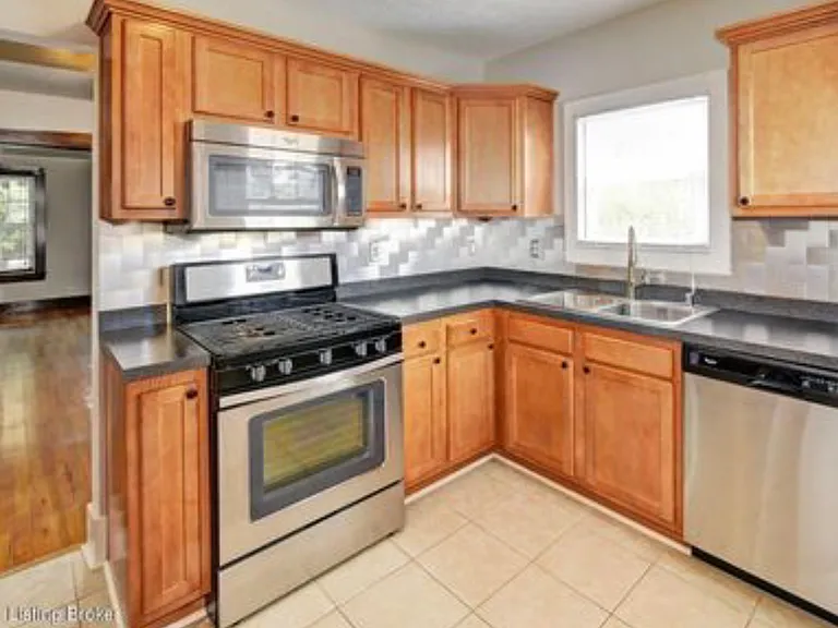 644 Ervay Ave — Photo 9