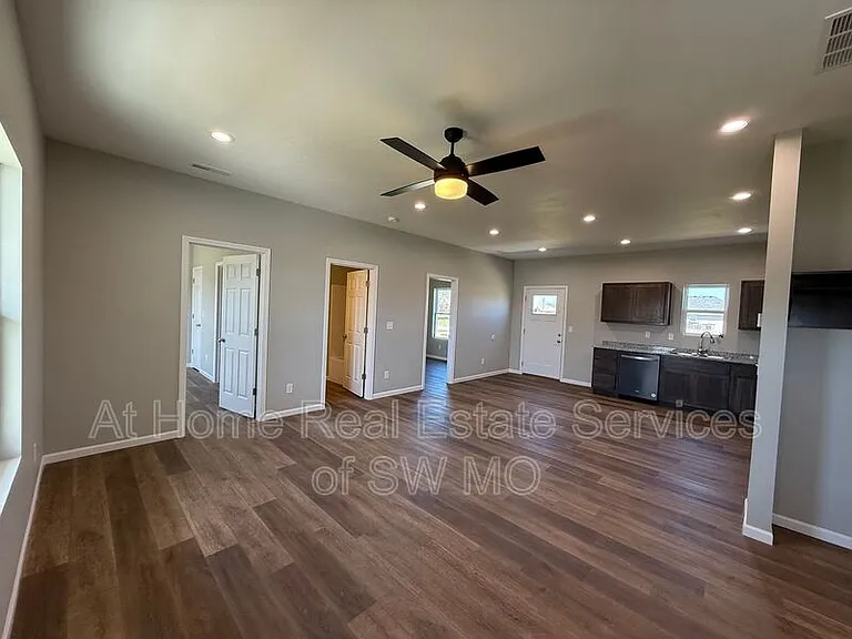 199 W Oaklawn St — Photo 2