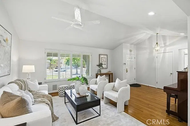 3 bed, 2052 sqft, $3,995 — Photo 2