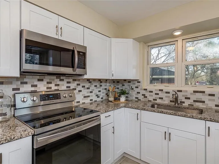 934 Briarwood Ln — Photo 11