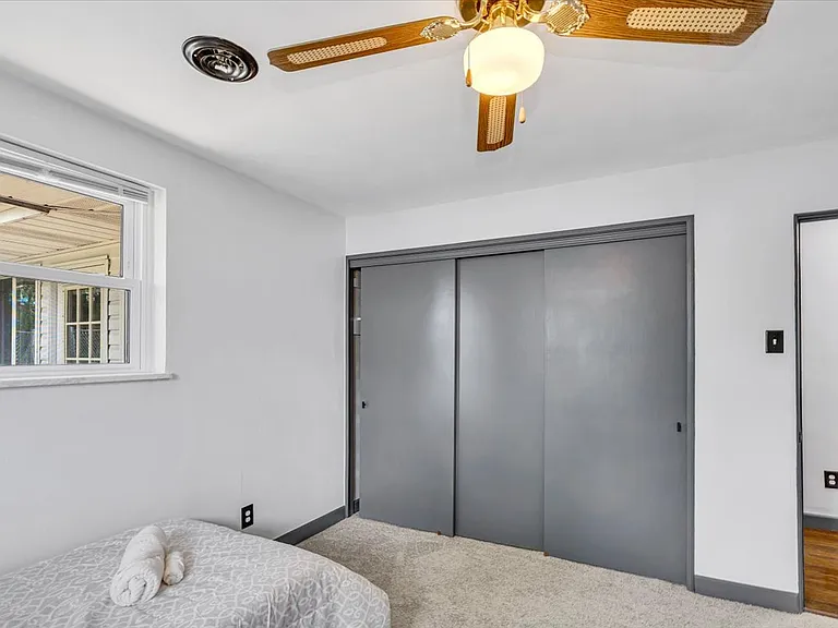 Bedroom 1: Twin Beds / Closet