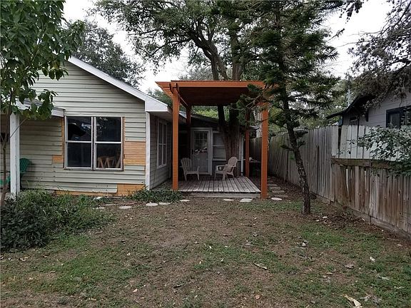2nd image of 614 W Yoakum Ave
