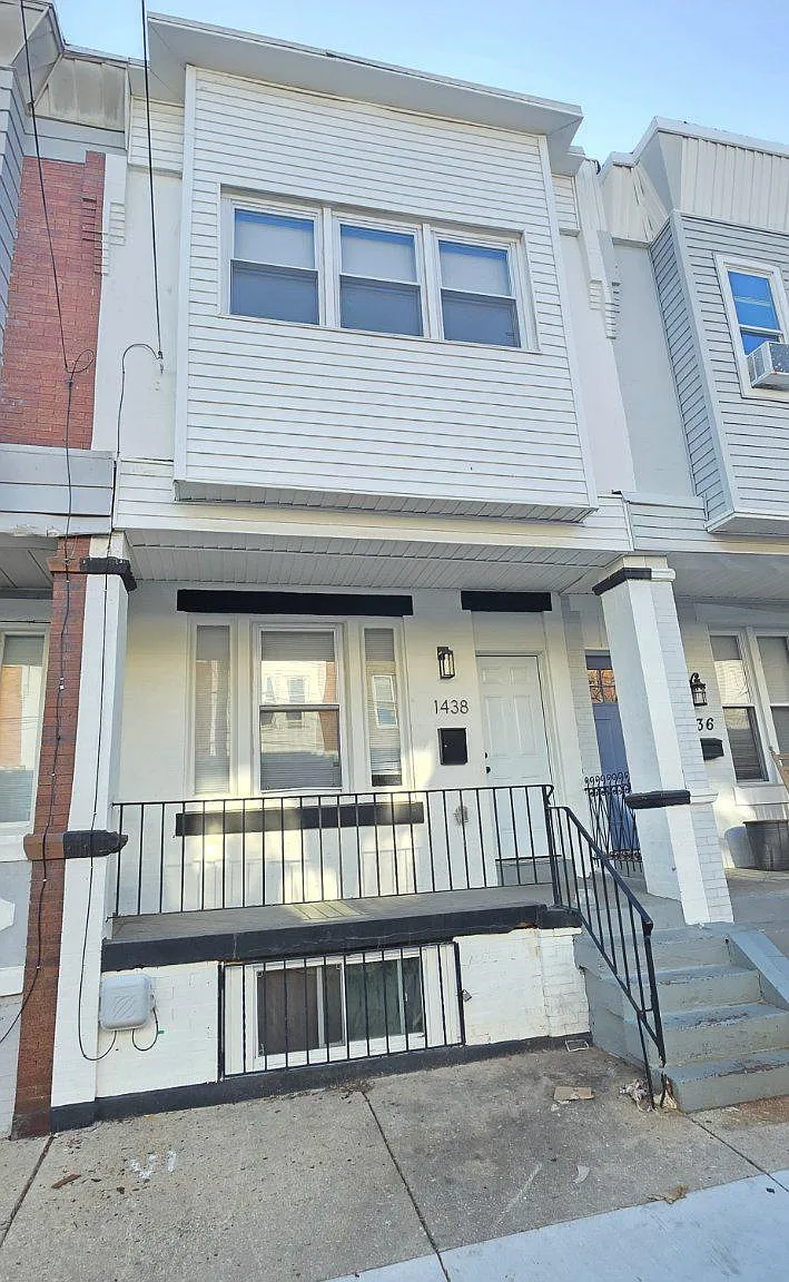 3 bed, 1.0 bath, 1024 sqft, $1,700 — Photo 1