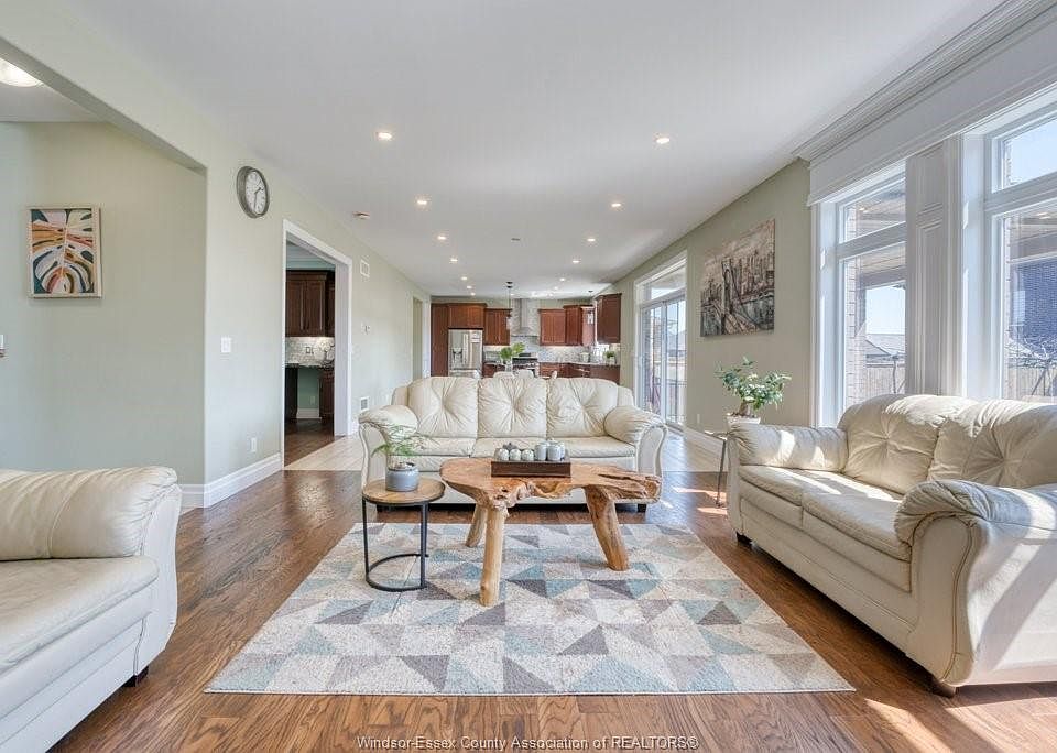 1st image of 525 Maguire St