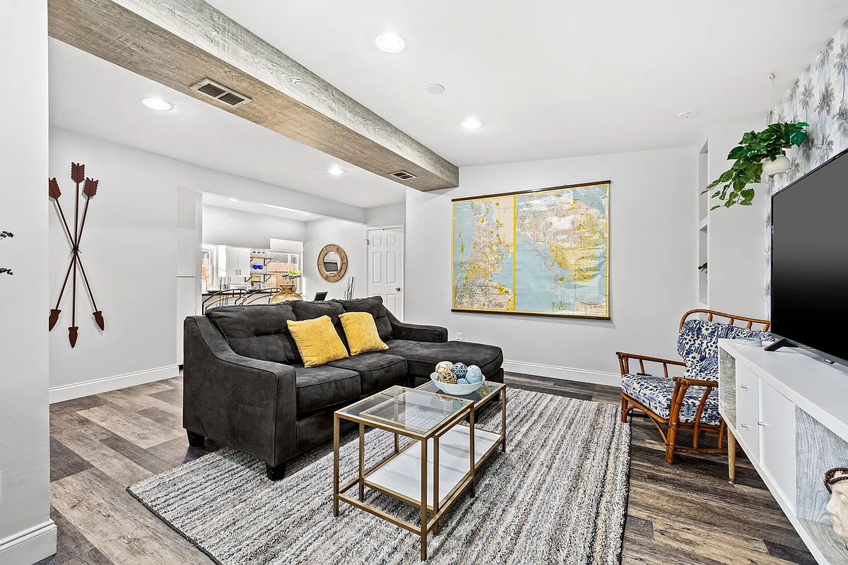Building Photo - 35th Ave N
