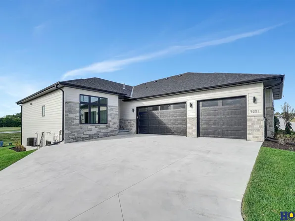 9201 Triana Ln, Lincoln, NE 68520