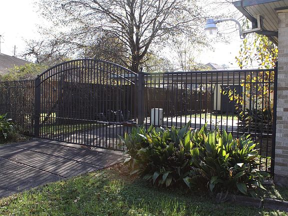 4th image of 308 Avenue Of Oaks St
