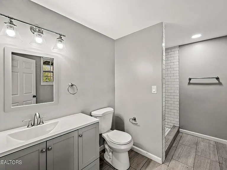 225 Penn Dr #B — Photo 9