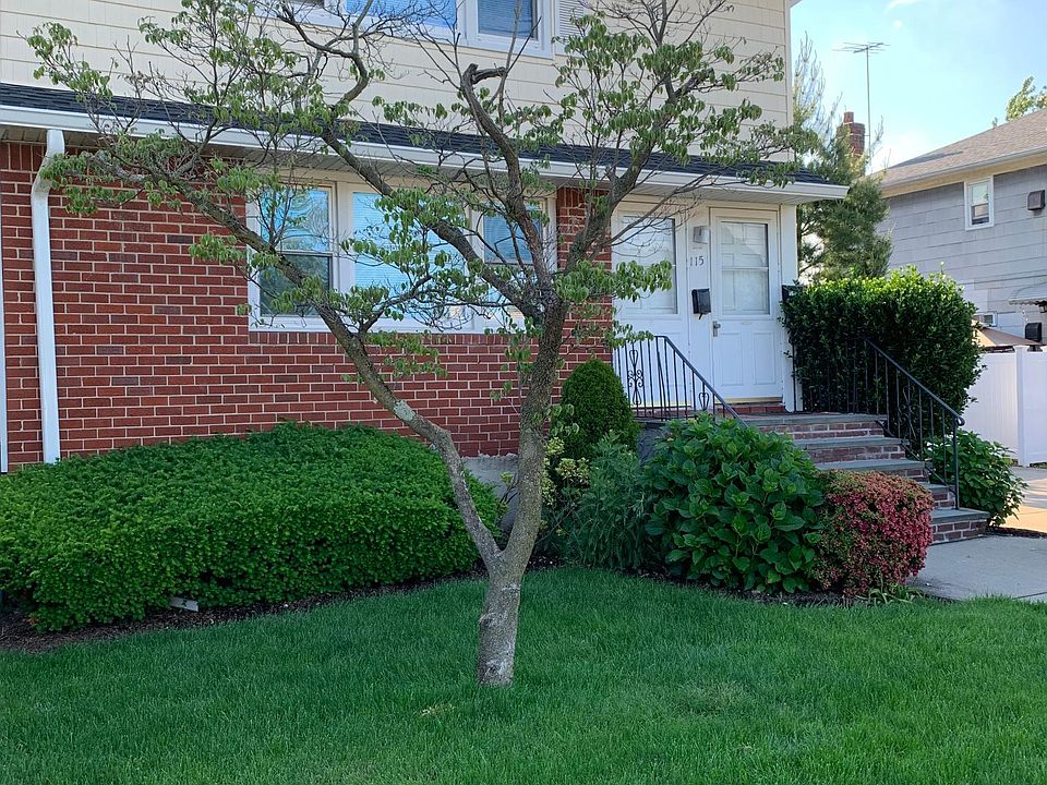 Front of House - professional landscaper comes weekly
