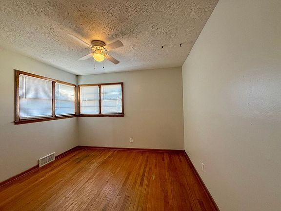 4th image of 2263 S Glendale Ave