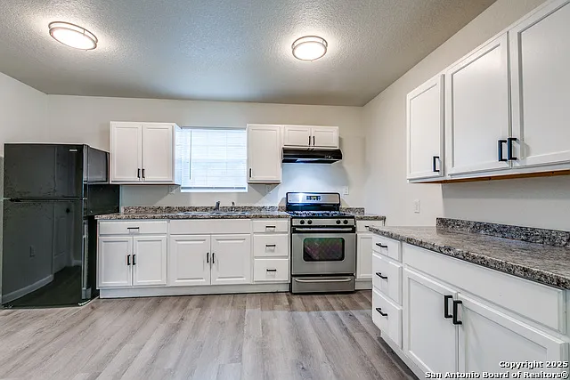 415 Elmwood Dr #B — Photo 4