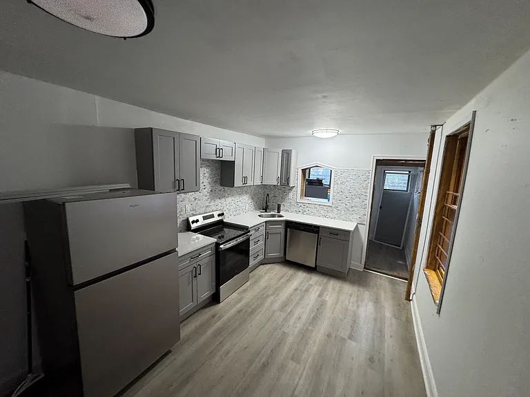 2412 Clifford St — Photo 3