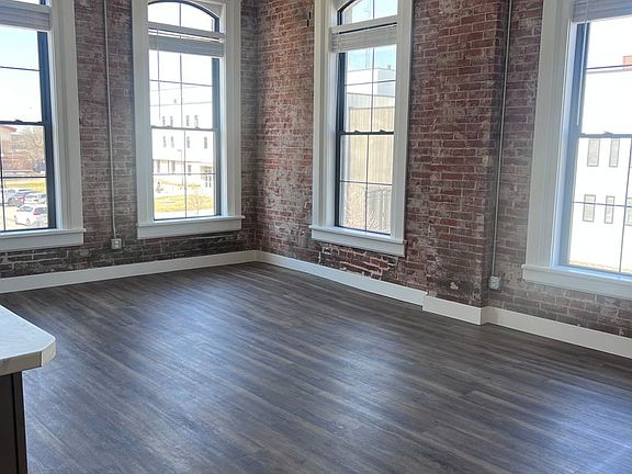3rd image of 236 N 6th St #201