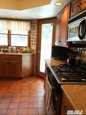 3rd image of 29 Hewlett Ln