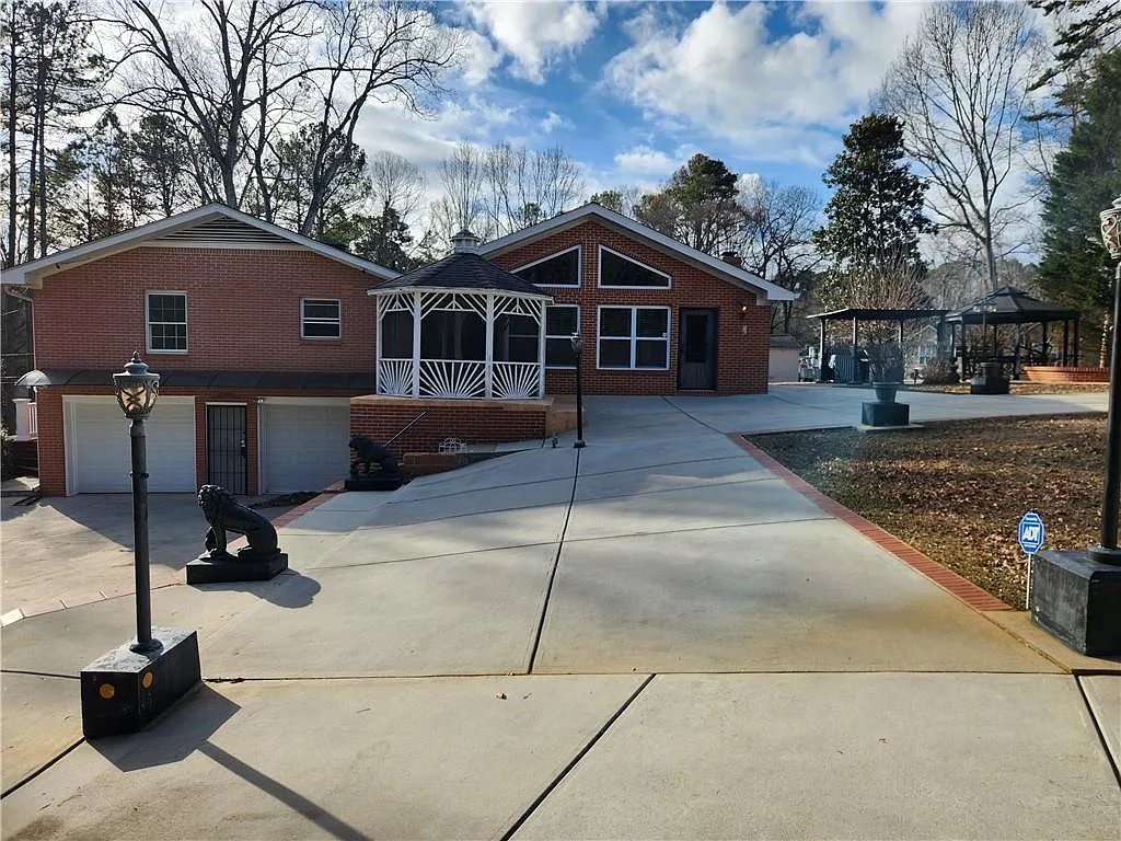 5 bed, 3229 sqft, $3,500 — Photo 3
