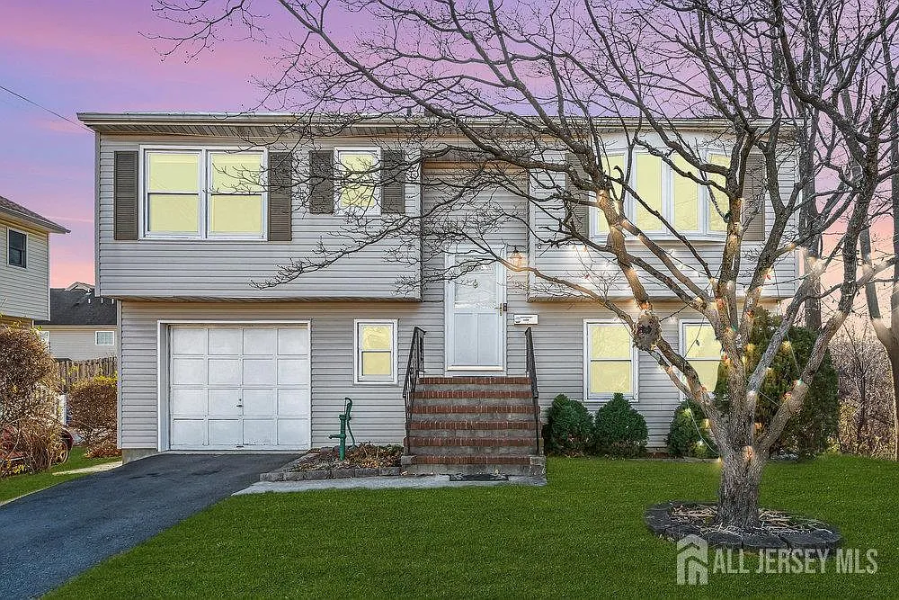 261 Catherine St photo 1