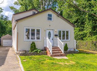 6 Garden Pl, Lindenhurst, NY 11757