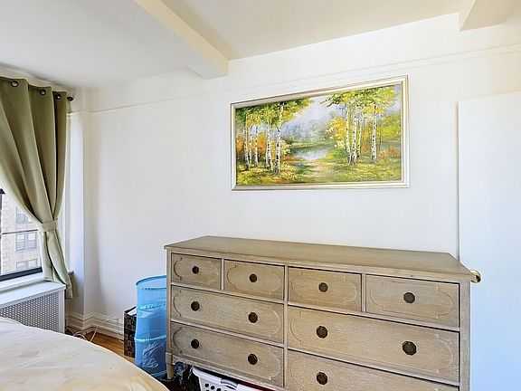4th image of 50 W 72nd St APT 1105