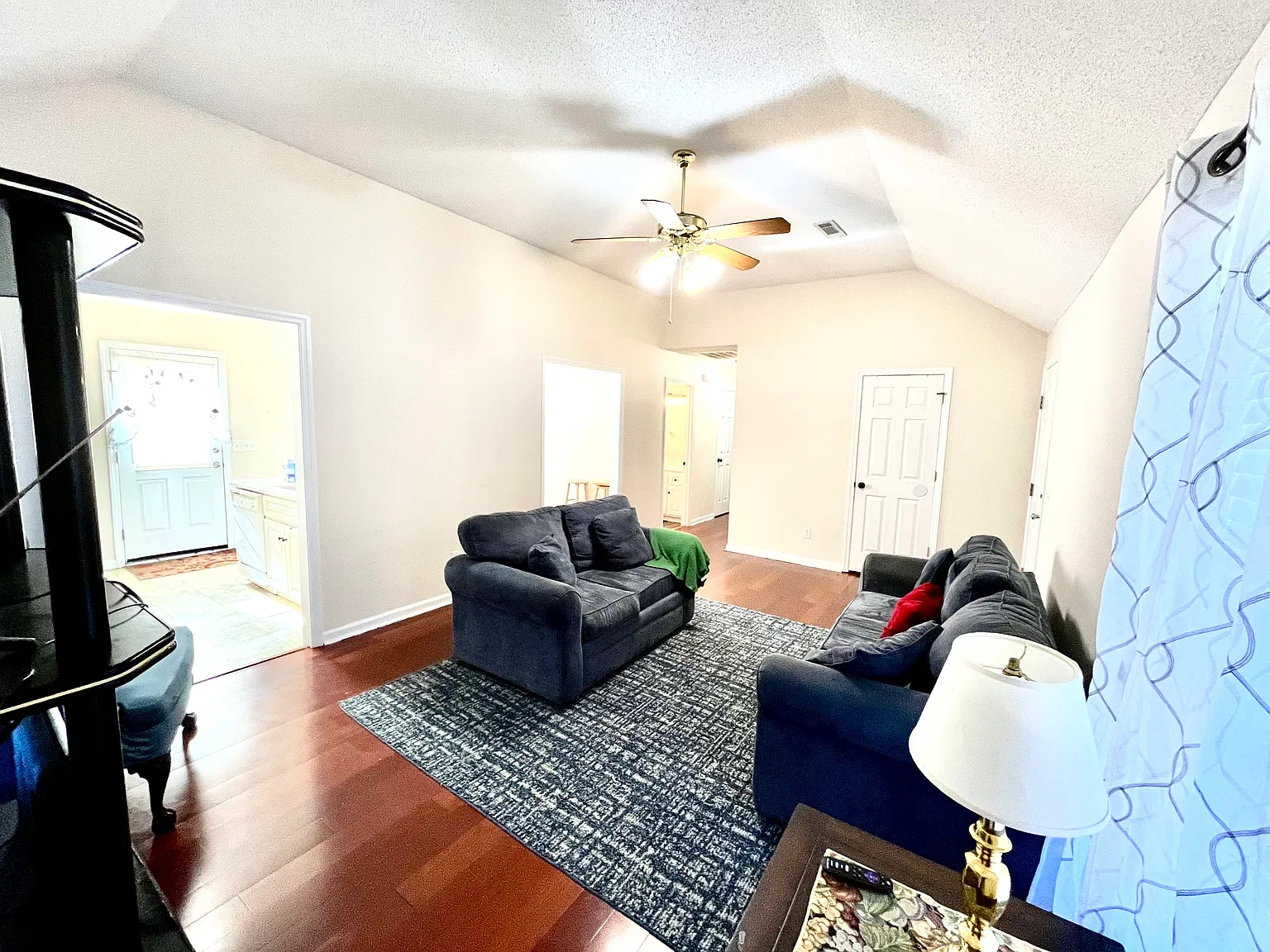 3 bed, 1350 sqft, $975 — Photo 3