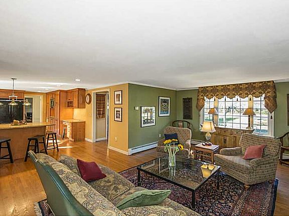 5th image of 30 Bunker Hill Ln