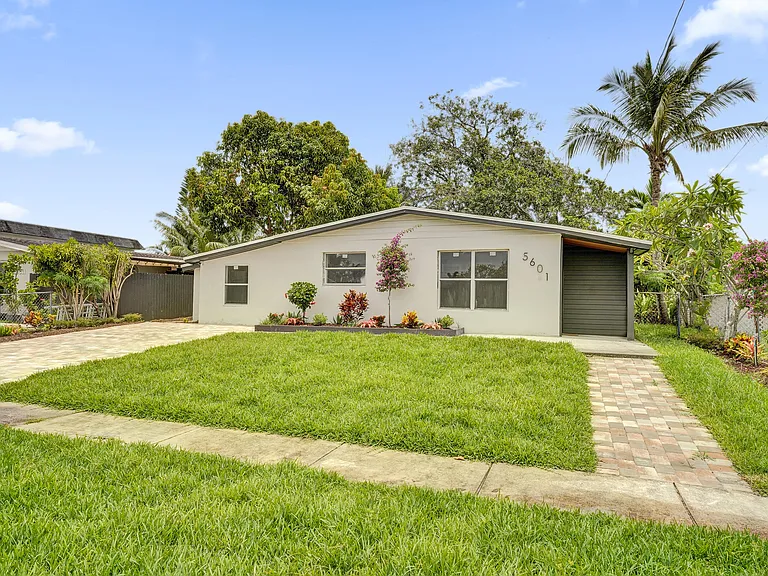 5601 SW 36th Ct — Photo 1