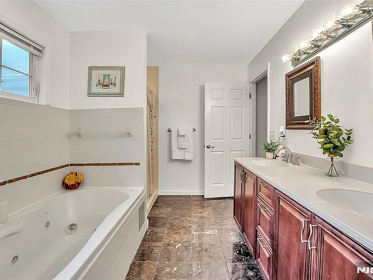 8 Mary Ct — Photo 11