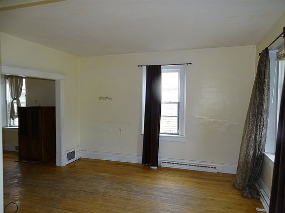 5th image of 409 E Smith St