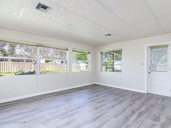 3rd image of 404 Bunker St