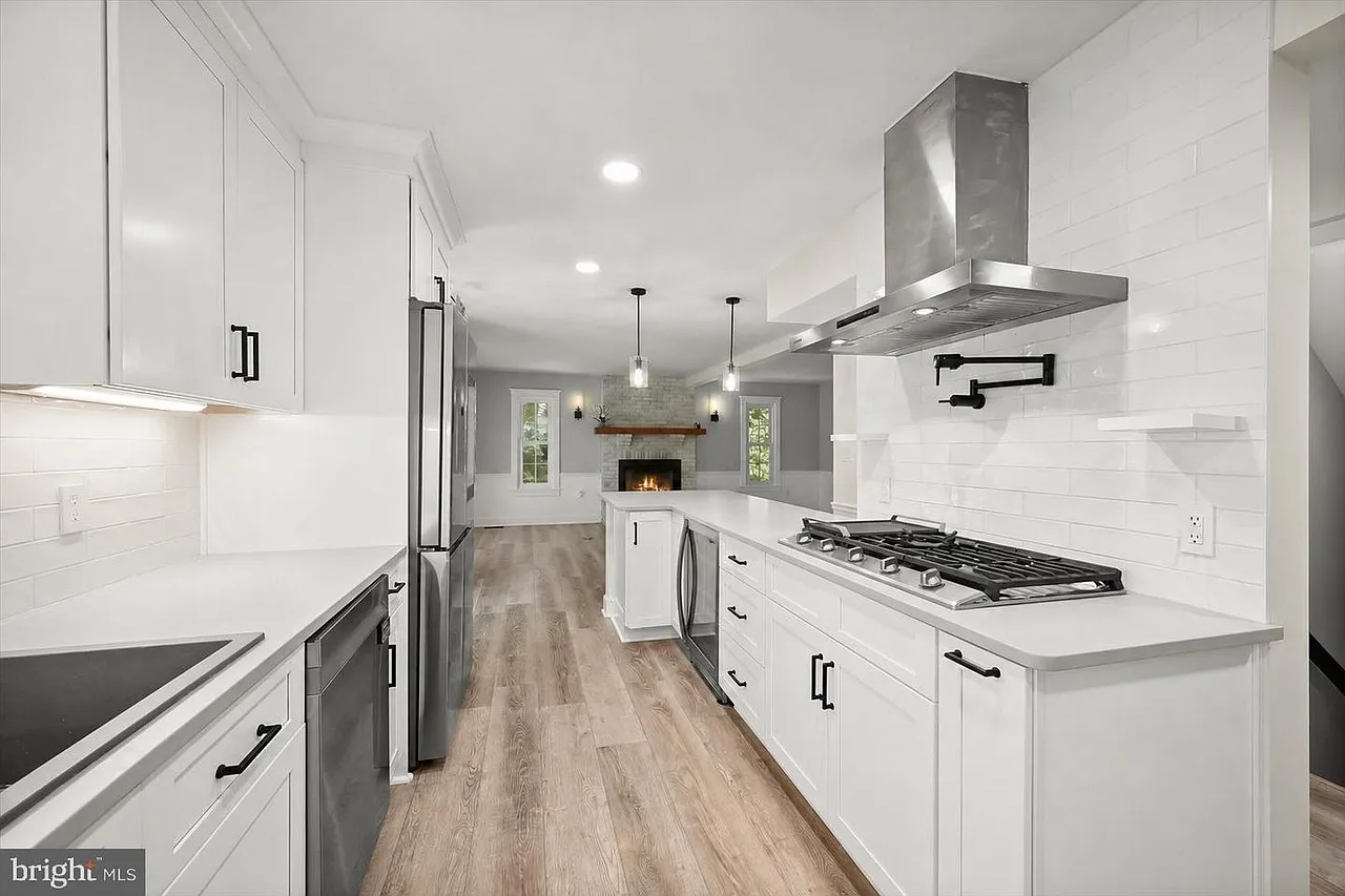 5 bed, 3.5 bath, 3326 sqft, $4,775 — Photo 2
