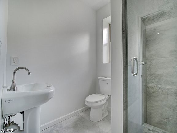 5th image of 236 Woodside Ave Floor 1