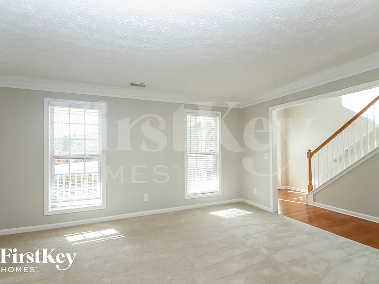 304 Hickory Creek Ln — Photo 2