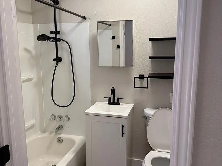 Carson Street Apts — Photo 8