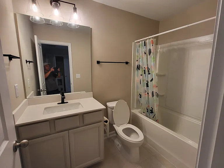 3rd floor hallway full bath