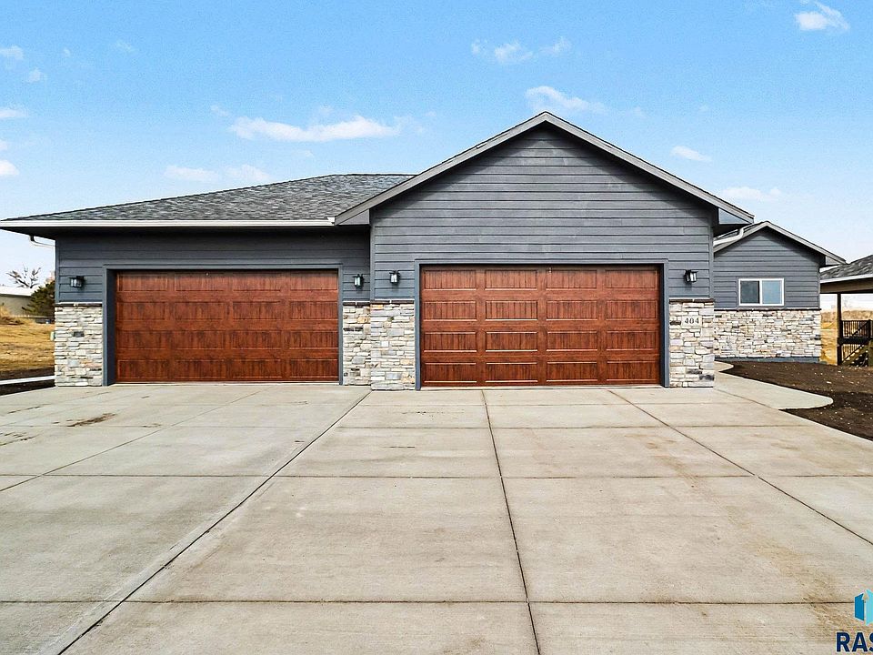 1st image of 404 E 11th St