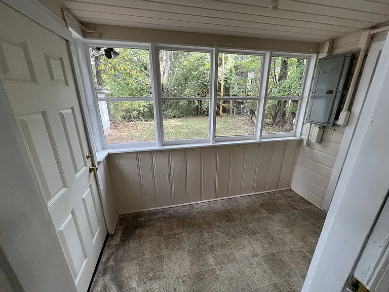 323 Lee St — Photo 13