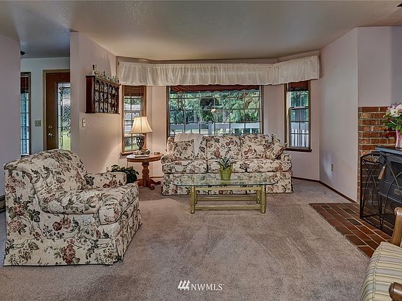 4th image of 3995 NE Dartmouth Court