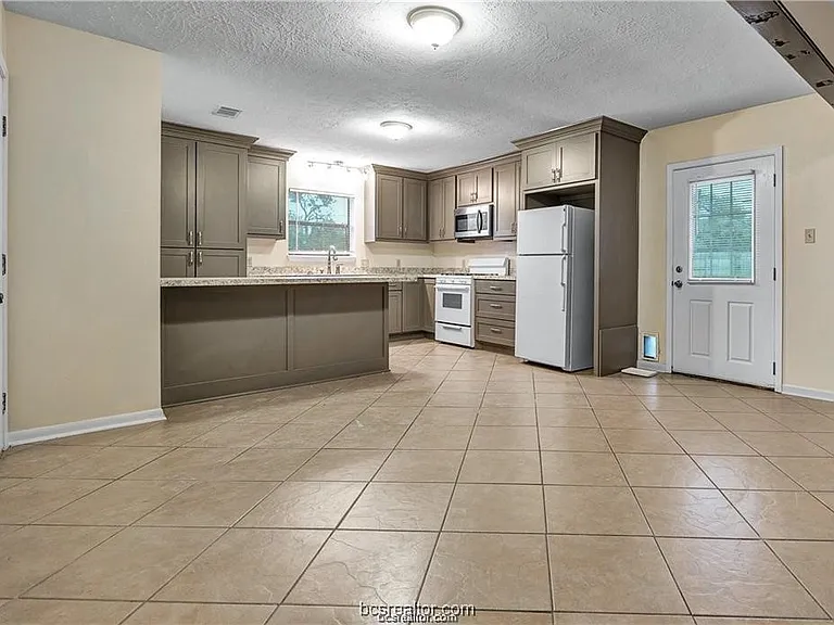 807 Holleman Dr — Photo 5
