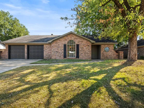 105 Eastline Rd, Wake Village, TX 75501