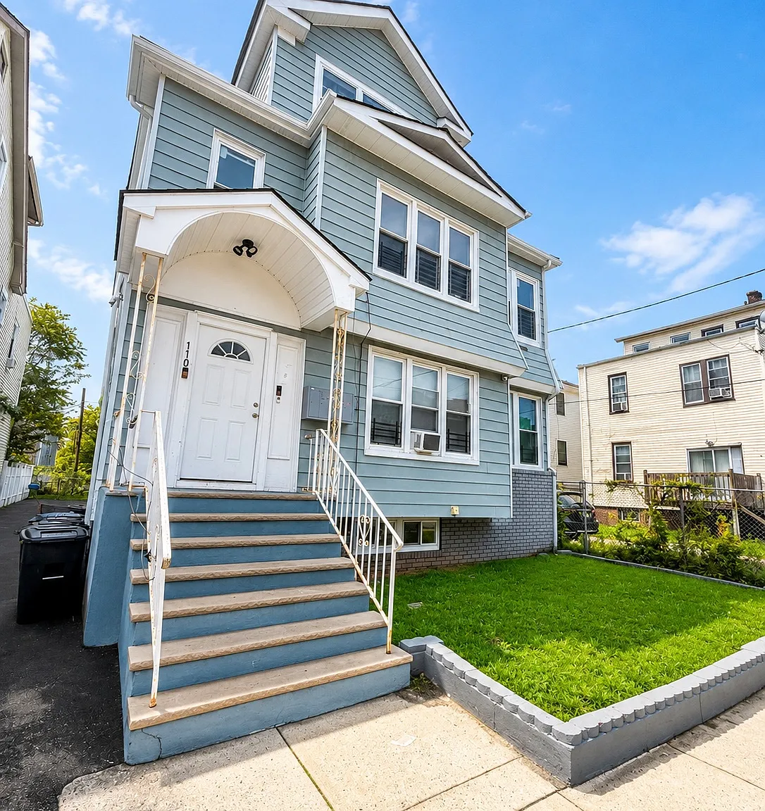 4 bed, 1400 sqft, $2,700 — Photo 1