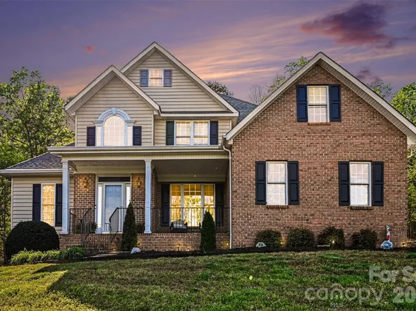 7940 Oakmont Ct, Hickory, NC 28602