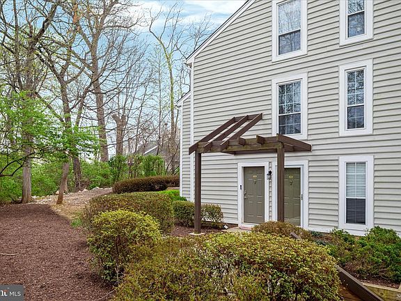 3rd image of 10198 Oakton Terrace Rd