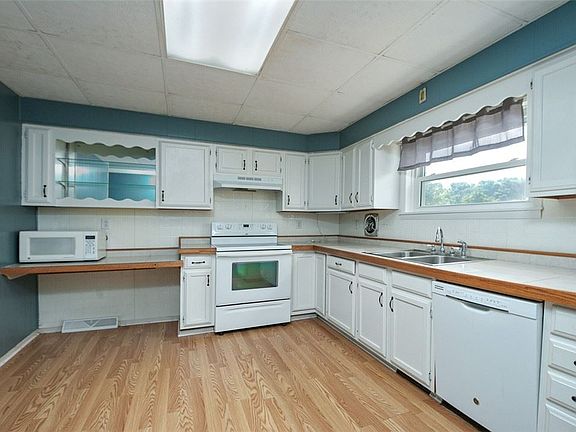 2nd image of 410 Miller St