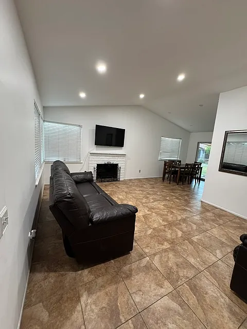 2 bed, 912 sqft, $2,850 — Photo 3