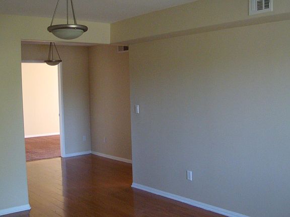 4th image of 15939 Victory Blvd APT 103