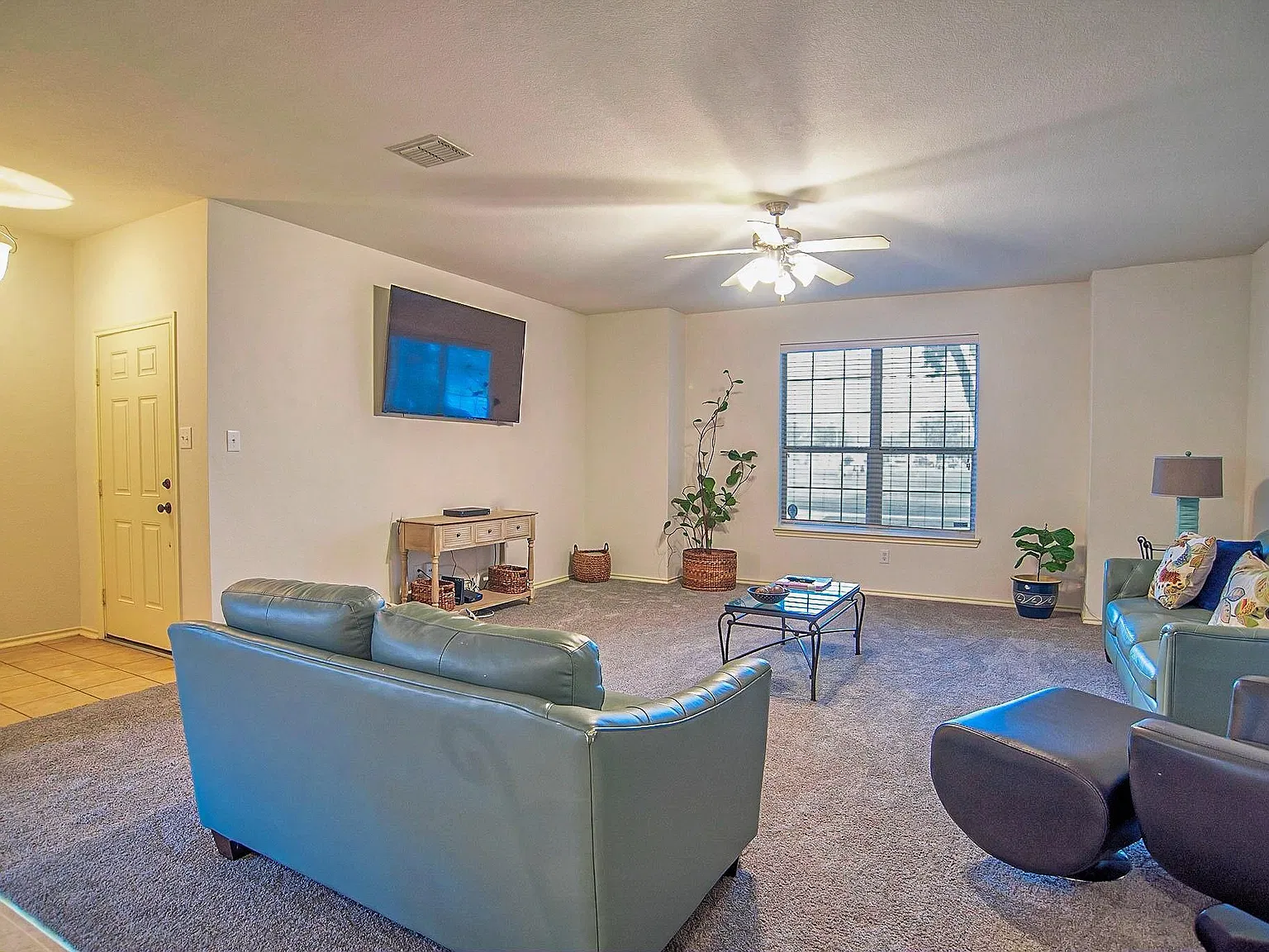 3 bed, 2.5 bath, 1699 sqft, $2,400 — Photo 4