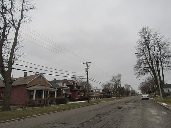 4th image of 1411 Center Ave