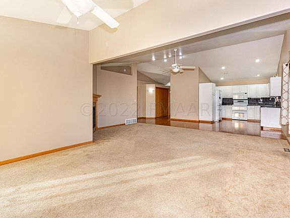 4th image of 915 4th Ave NE