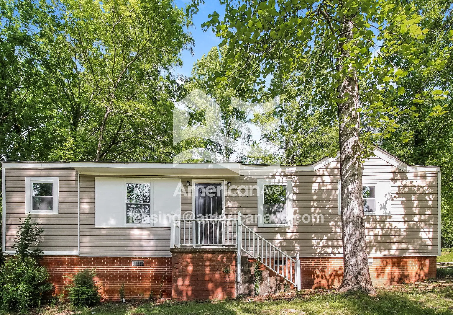 3 bed, 1.0 bath, 996 sqft, $1,518 — Photo 1