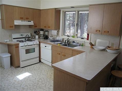 Bright and spacious vaulted kitchen