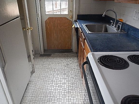 4th image of 58 Essex St